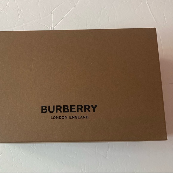 Burberry SZ 7.5 Pink Women's lace up Sneakers Equestrian Knight design - Picture 16 of 16